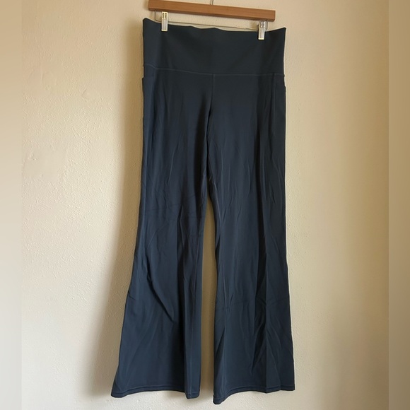 Athleta Charcoal Gray High Rise Salutation Stash Flare Pants Leggings 1X - Picture 2 of 7